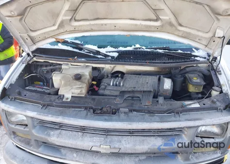 2002 Chevrolet Express z USA, uszkodzony, nr VIN 1GCFG25M121116155